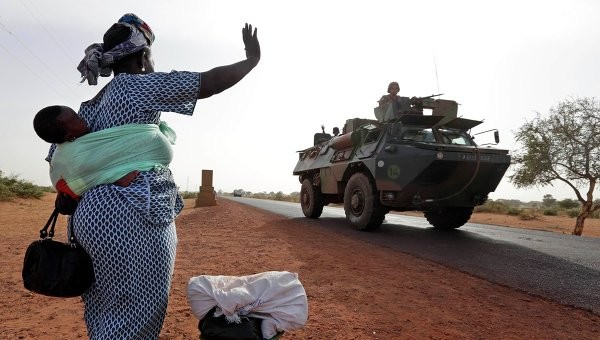 Thường dân Mali vẫy chào quân Pháp